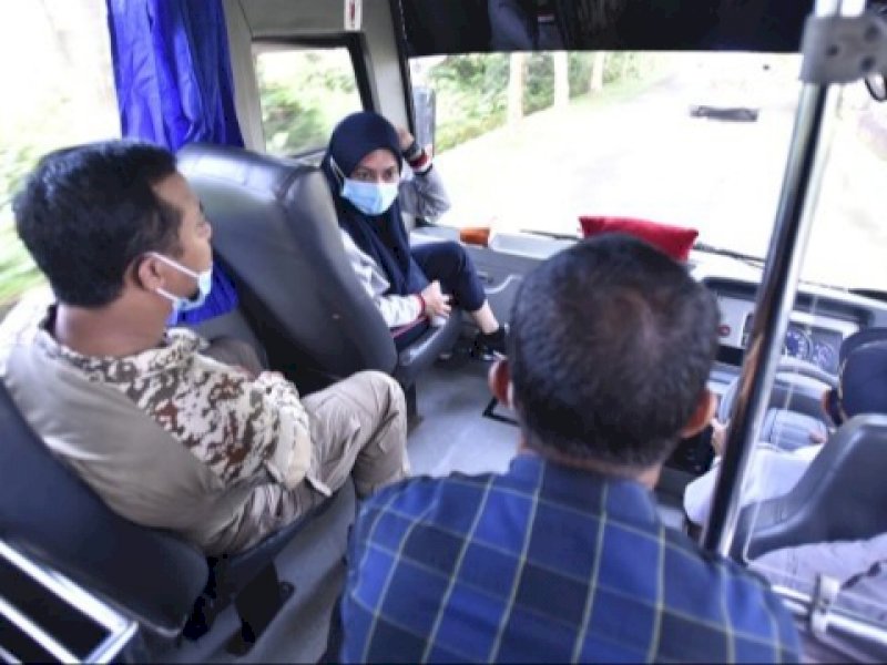Bupati Lutra IDP bersama Wagub Sulsel Andi Sudirman Sulaiman menaiki Bus Damri. 