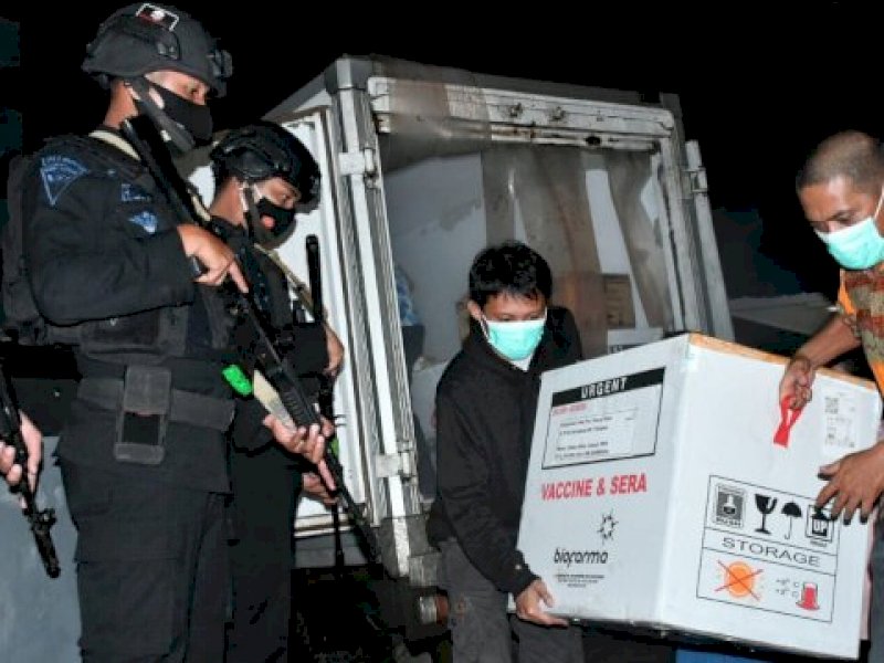 Vaksin dosis kedua saat tiba di Lutra. 