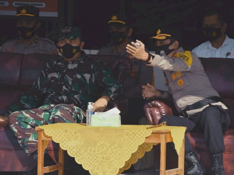 Dandim 1407 Tauwarani Bone Letkol Kav. Budiman serta Kapolres Bone AKBP Try Handako Wijaya Putra berdiskusi usai Apel Kebangsaan Tiga Pilar. (Ist) 