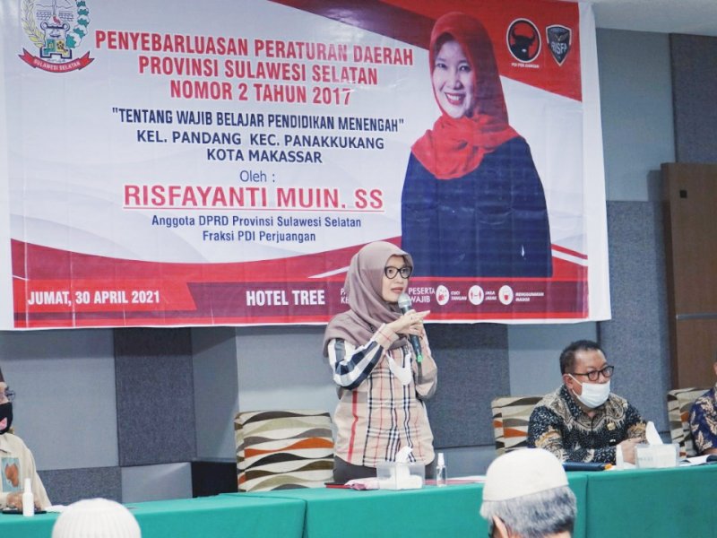 Anggota DPRD Provinsi Sulsel, Risfayanti Muin (tengah) Kepala Bidang (Kabid) SMA Dinas Pendidikan (Disdik) Sulawesi Selatan, Idrus. Tokoh Pemuda Panakukang, Ishadi Ishak, dan Ketua RW dan RT di Kelurahan Pandang saat Sosialisasi Perda di Hotel Three Makassar. (Ist) 