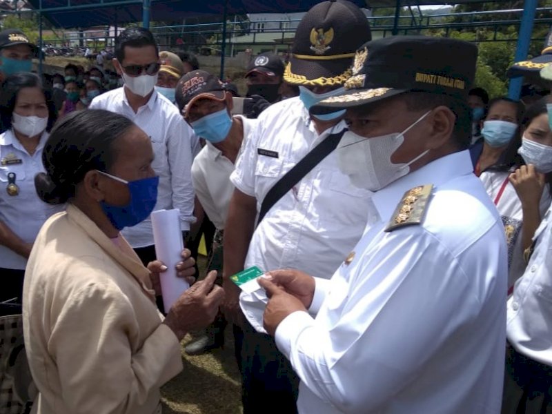 Bupati Torut Yohanis Bassang berbincang dengan warga Kecamatan Rindingallo. 