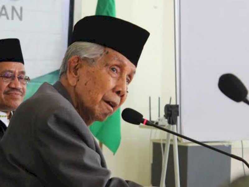 Alm KH Sanusi Baco. 