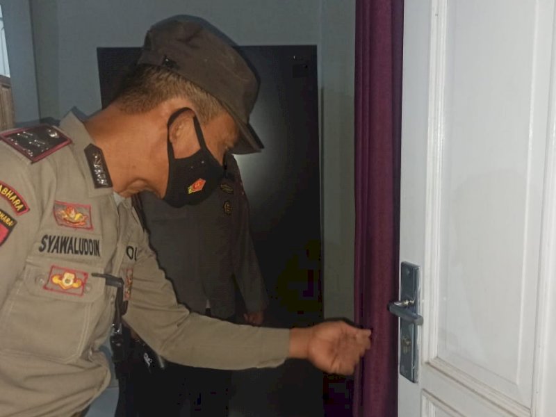Polisi saat melakukan olah TKP rumah yang dibobol di Enrekang. 