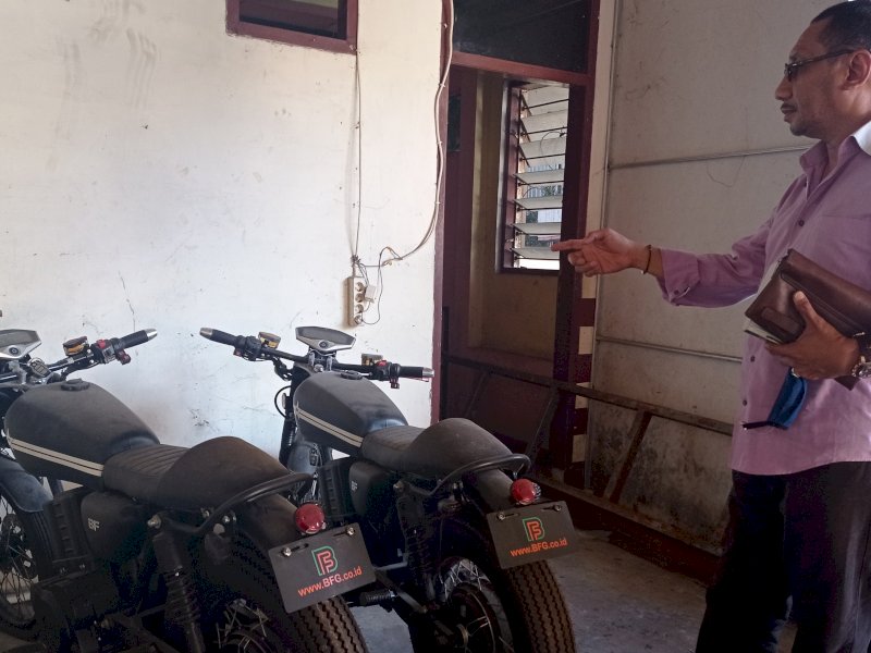 Pembina LSM APAK RI Jeremias saat menunjukan motor listrik yang diduga diselundupkan. 