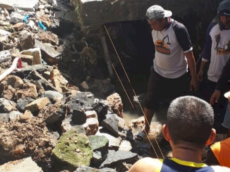 Satgas Drainase saat melakukan pembenahan. 