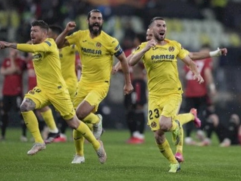 Villarreal merayakan kemenangan usai menjuarai Liga Europa. 