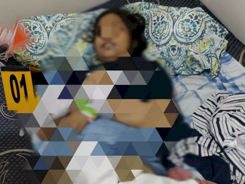 Mayat seorang wanita ditemukan tewas dalam kamar kostnya. 