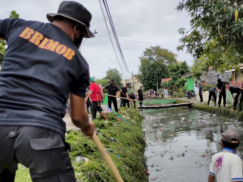 Pembersihan lingkungan Lacokkong Bone. 