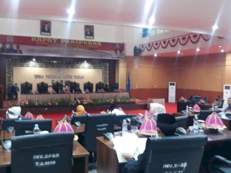 Rapat Paripurna DPRD Bulukumba yang ditunda akibat ketidakhadiran 24 legislator. 