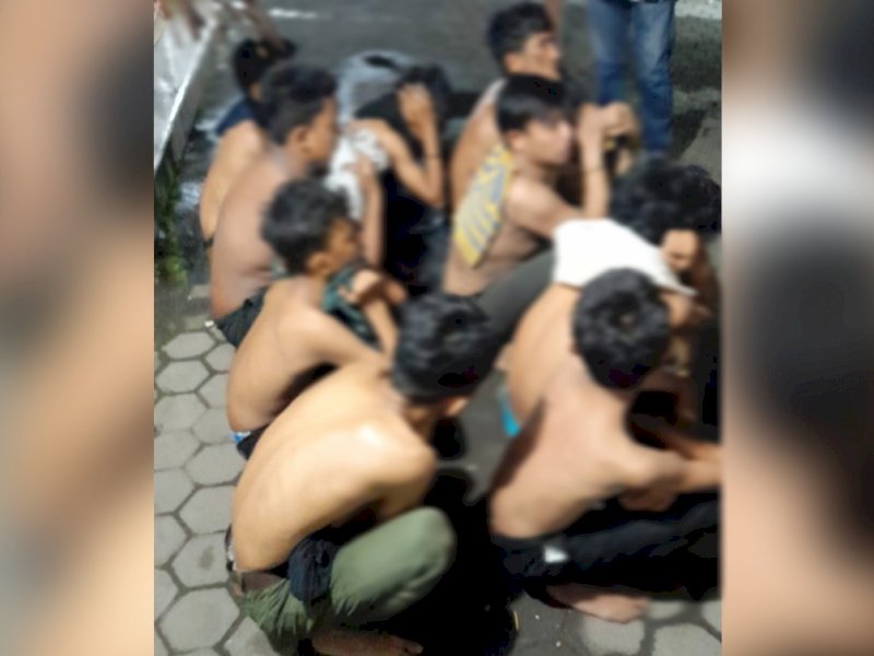 Pelaku pembusuran saat diamankan polisi. 