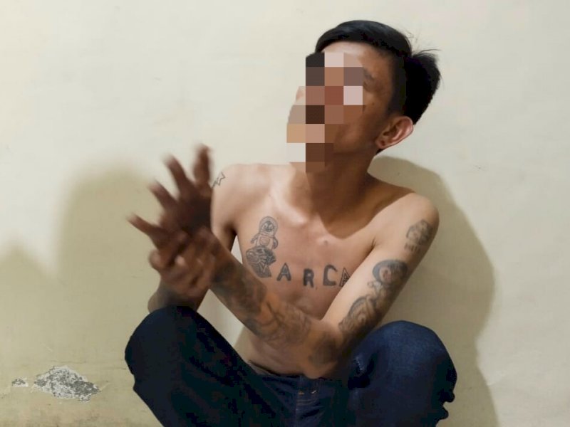 Pria bertatto di Makassar saat diamankan. 