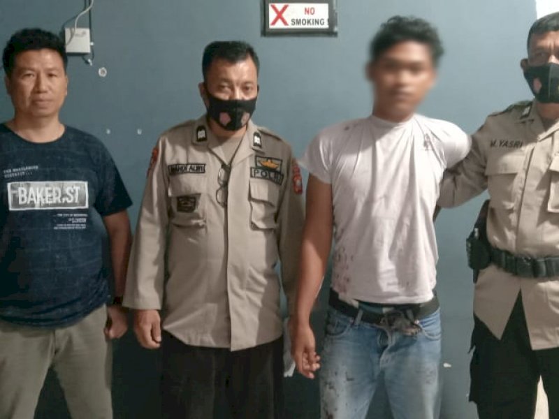 Pelaku penikaman teman sendiri di Bulukumba saat diamankan. 