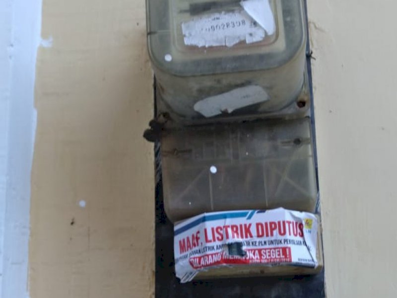 Meteran listrik Farid Mamma yang disegel dan bukti pembayaran listrik bulan ini. 