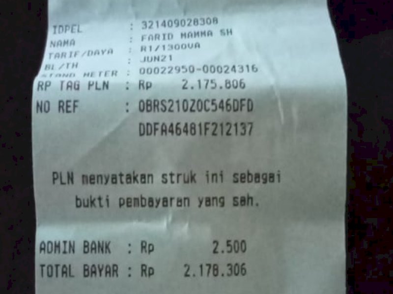 Meteran listrik Farid Mamma yang disegel dan bukti pembayaran listrik bulan ini. 
