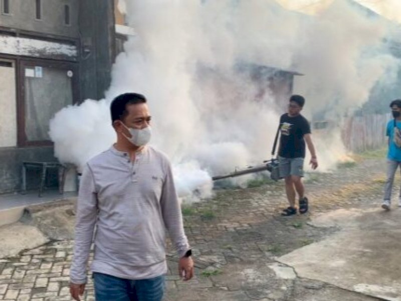 Kasrudi saat memantau pelaksanaan fogging. 