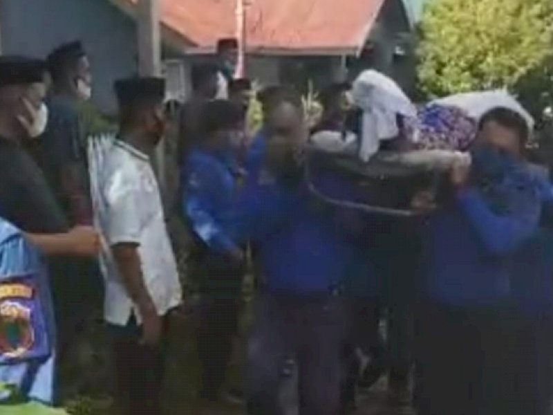 Petugas Damkar Wajo saat diantar ke tempat peristirahatan terakhir. 