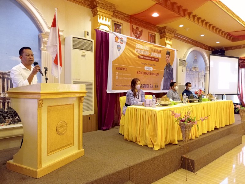 Kasrudi saat menggelar Sosialisasi Perda No. 7 Tahun 2015 tentang Bantuan Hukum. 