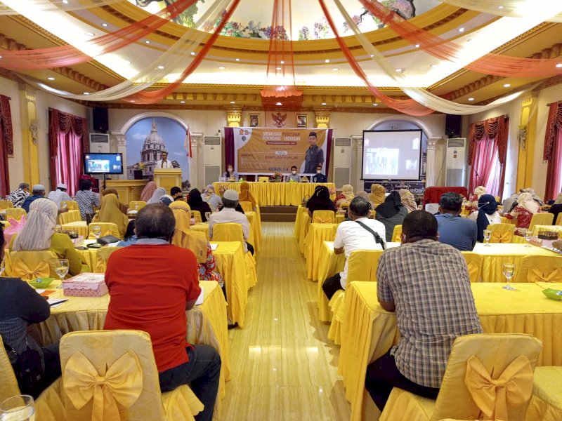 Kasrudi saat menggelar Sosialisasi Perda No. 7 Tahun 2015 tentang Bantuan Hukum. 