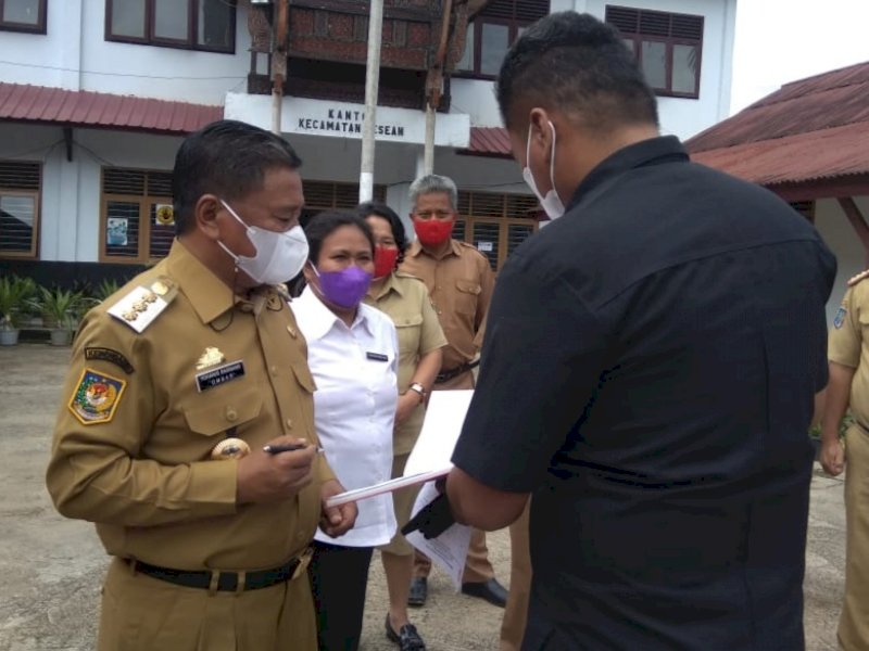 Ombas saat melakukan sidak di Kantor Kecamatan Sesean. 