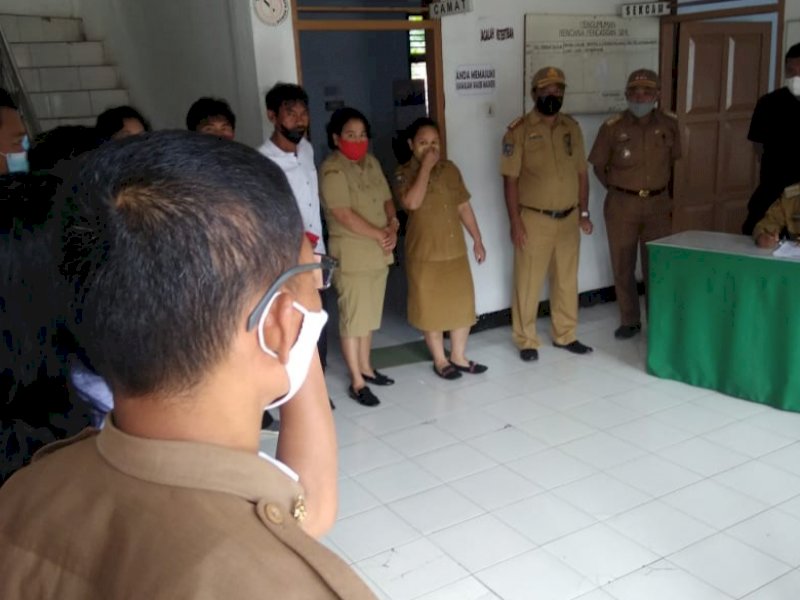 Ombas saat melakukan sidak di Kantor Kecamatan Sesean. 