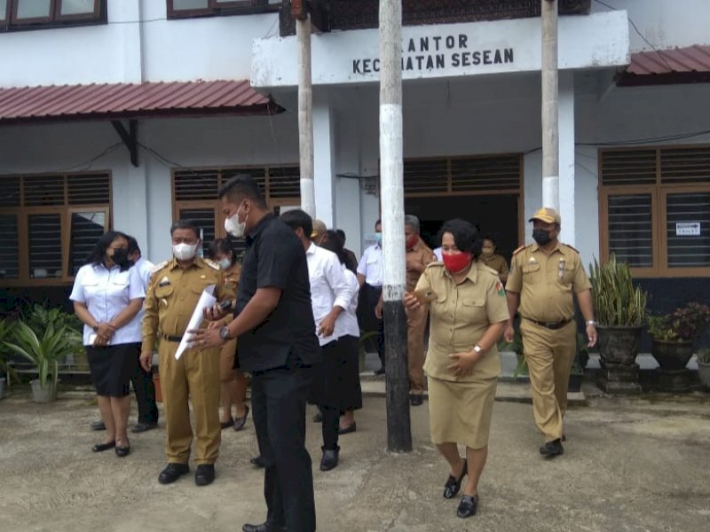 Ombas saat melakukan sidak di Kantor Kecamatan Sesean. 