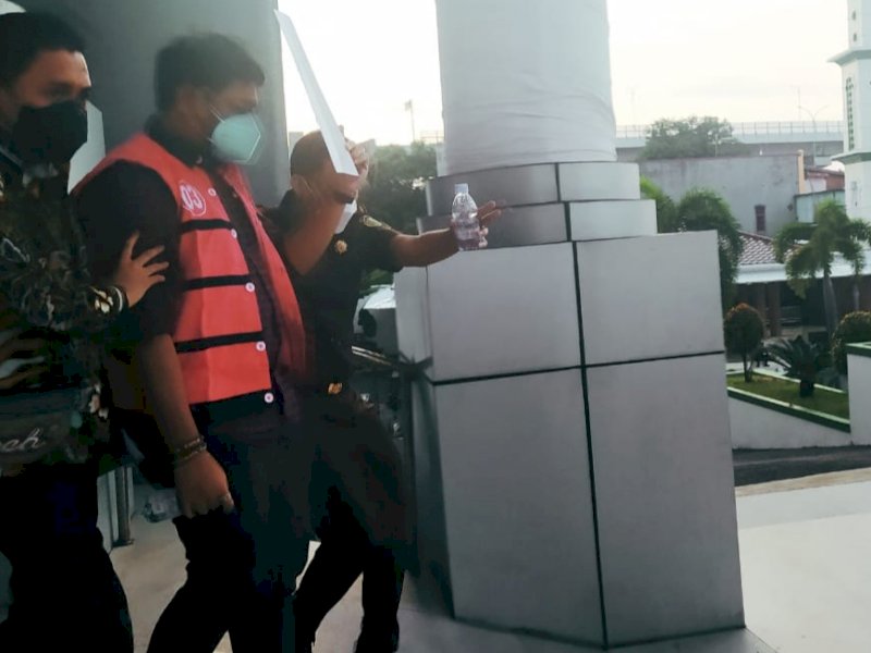 Tersangka dugaan kredit fiktif Bank Sulselbar Bulukumba saat diamankan. 