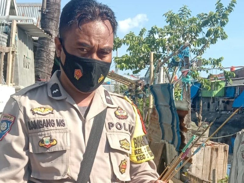 Barang bukti busur yang diamankan polisi. 