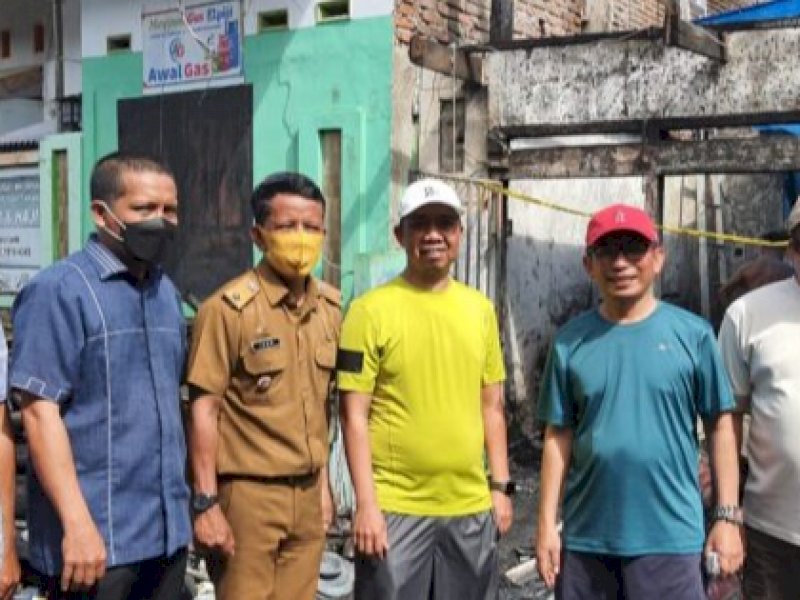 Legislator Makassar Kasrudi bersama Muchlis Misbah saat berkunjung ke korban kebakaran di Karuwisi Utara. 