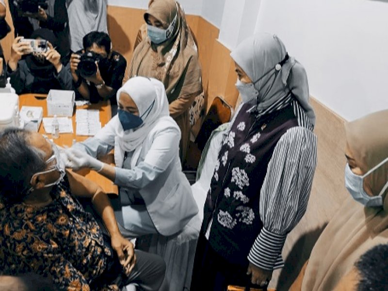 Penyuntikan vaksin dosis ketiga untuk Nakes di Sulsel. 