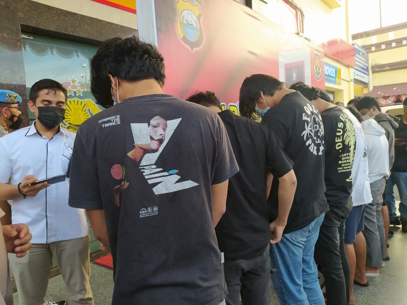 Delapan pemuda yang diketahui merupakan penonton dan petarung bebas Makassar street fighter saat digelandang petugas ke Mako Polrestabes Makassar (ist)
