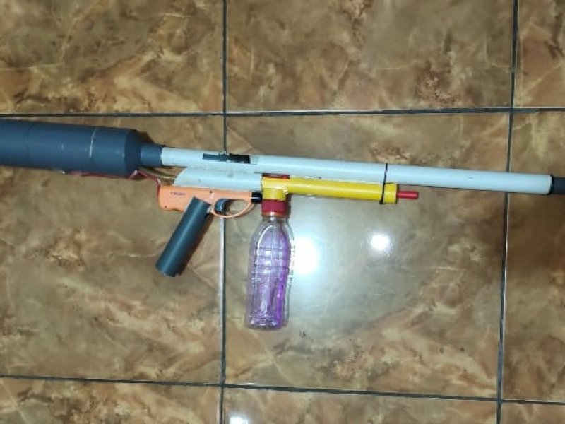 Senjata rakitan berlaras panjang diamankan dari seorang pemuda berusia (19) tahun (int)