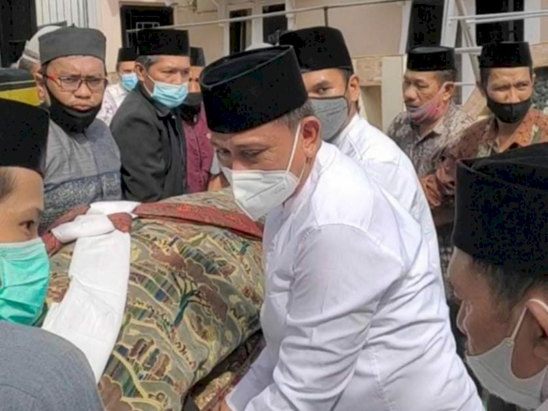 Bupati Wajo Amran Mahmud membopong jenazah Almarhum Gurutta Drs.H. Andi Syahrulyali Razaq, M.Ag yang berpulang, Sabtu (7/8/2021). (Ist)