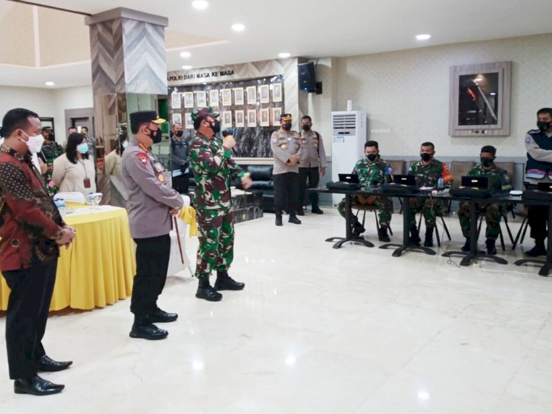 Kunjungan Panglima Marsekal TNI Hadi Tjahjanto bersama Kapolri Jenderal Listyo Sigit Prabowo mengecek kesiapan tenaga tracer Covid-19 di ruang Lobby Mapolda Sulsel, Sabtu (7/8/2021).
