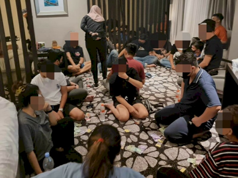 16 muda-mudi Kedapatan bermain judi berjamaah di kamar hotel di daerah Mappanyukki kota Makassar. (Ist)