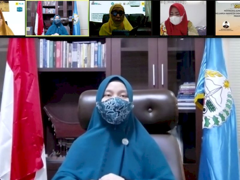 Naoemi saat membuka Sosialisasi Pentingnya Kepemilikan Akta Kelahiran untuk KISAK Provinsi Sulsel, yang dilaksanakan secara virtual. 