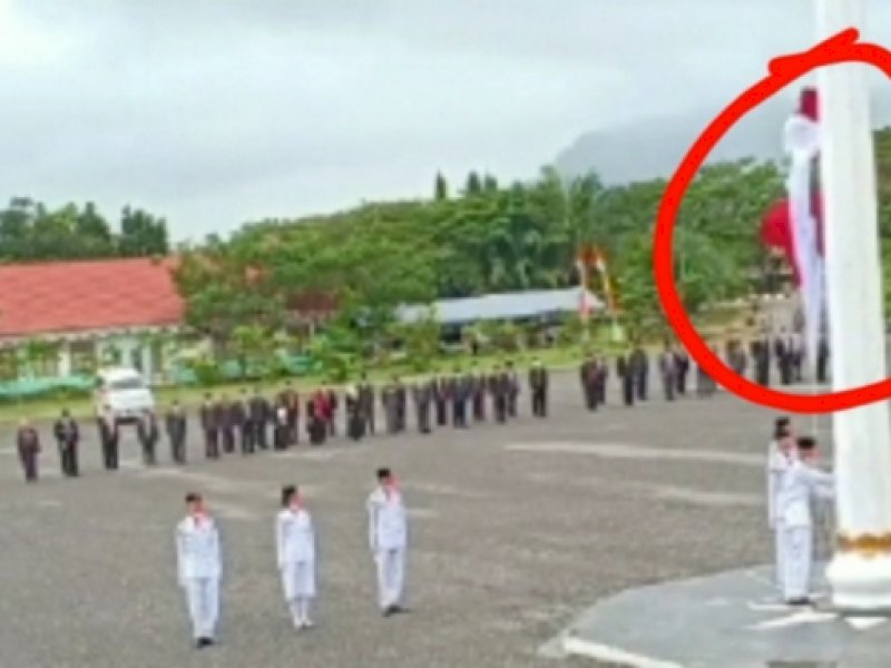 Bendera merah putih yang terjatuh saat hendak dikibarkan. 