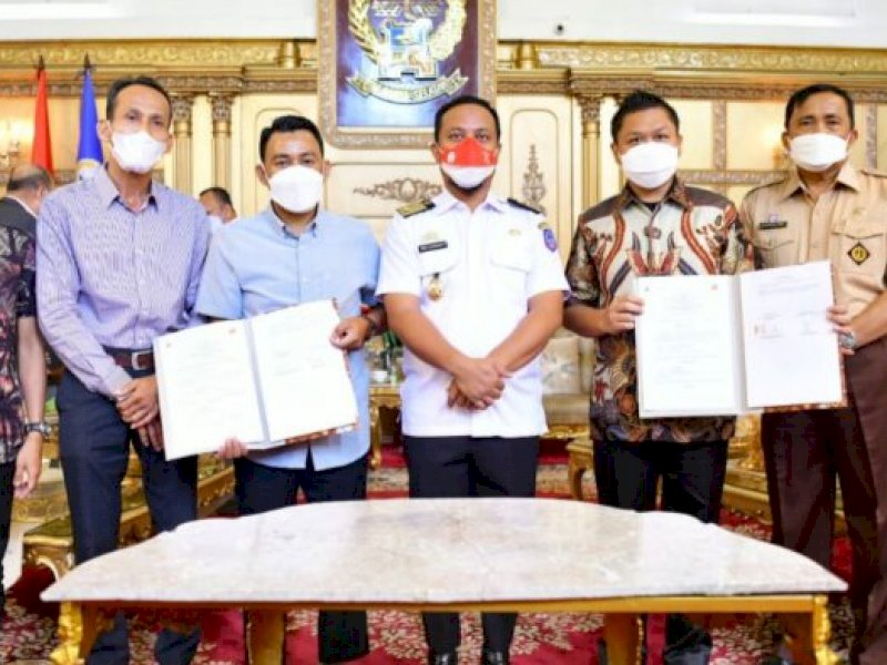 Andi Sudirman Sulaiman saat menyaksikan MoU Perseroda Sulsel-PT Falcon. 