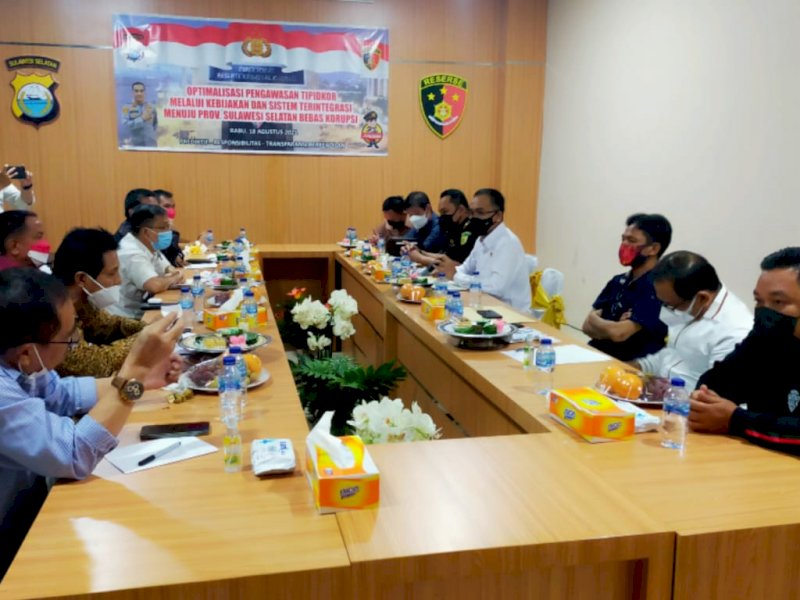 Direktur Ditreskrimsus Polda Sulsel, Kombes Pol Widoni Fedri saat menggelar FGD dengan sejumlah pihak membahas aplikasi lapor korupsi (ist)