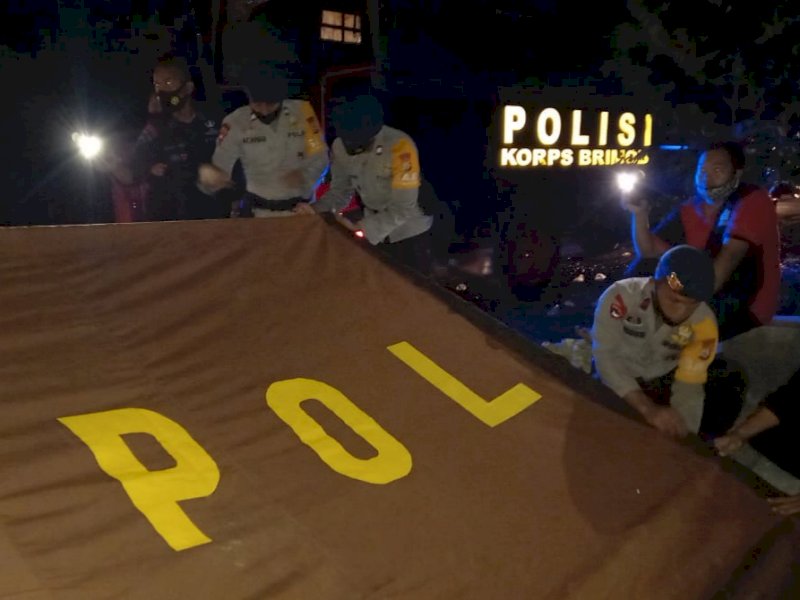 Brimob Bone saat menyiapkan tenda pengungsi korban kebakaran di Bone. 