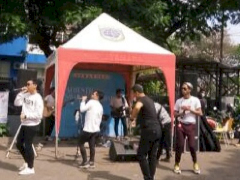 Musisi lokal Makassar saat tampil di pelaksanaan Swab On The Road. 