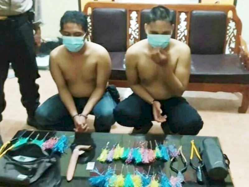 Dua pemuda MT dan MR diamankan lantaran membawa puluhan senjata tajam saat pemilihan ketua organisasi kepemudaan di Manggala, Makassar (22/8/2021). (Ist)