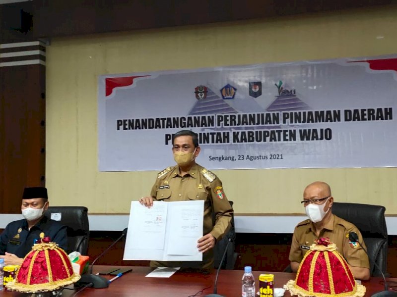 Bupati Wajo Amran Mahmud (tengah) meneken pinjaman dana PEN senilai Rp 89 Miliar untuk percepatan pembangunan infrastruktur di wilayahnya (ist)
