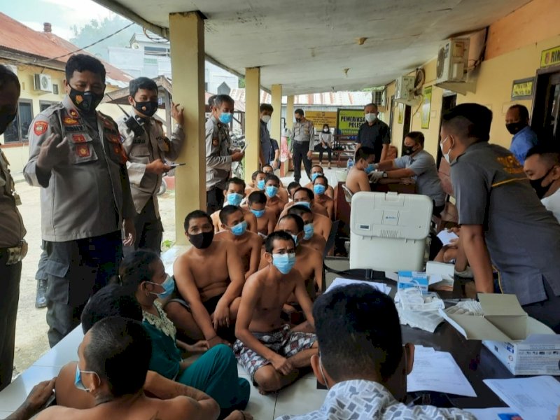 Vaksinasi tahanan Polsek Manggala disaksikan langsung oleh Kapolsek, Kompol Supriadi Idrus, Kamis (26/8/2021). (Ist)