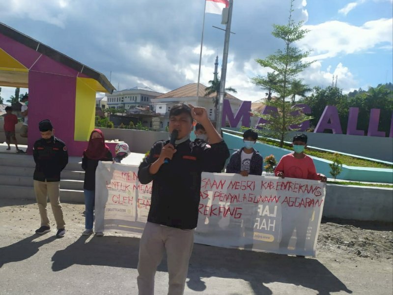 Aksi unjuk rasa oleh anggota Persatuan Koalisi Rakyat di Kejaksaan Negeri Enrekang terkait kasus dugaan koduu