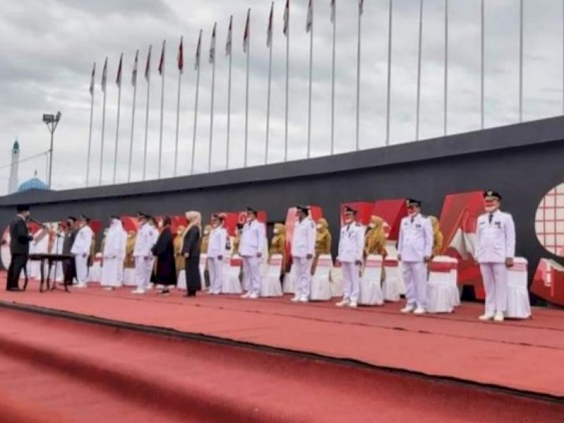 Wali Kota Makassar Danny Pomanto melantik 15 camat di Anjungan Pantai Losari. 