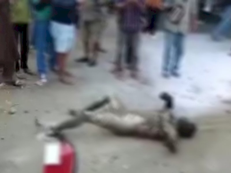 Tubuh korban gosong terbakar usai kecelakaan. 