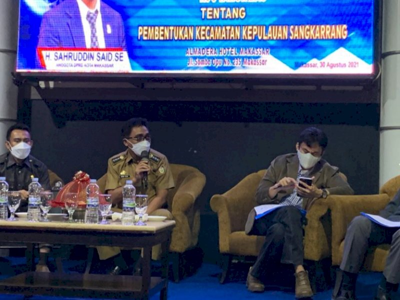 Sahruddin Said saat menggelar Sosper Pembentukan Kecamatan Kepulauan Sangkarrang. 