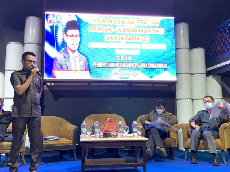 Sahruddin Said saat menggelar Sosper Pembentukan Kecamatan Kepulauan Sangkarrang. 