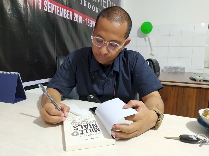 Tedi Hendratno penulis buku Authentic Millenials Branding saat berkunjung ke Kantor Redaksi Pedoman Media (ist)