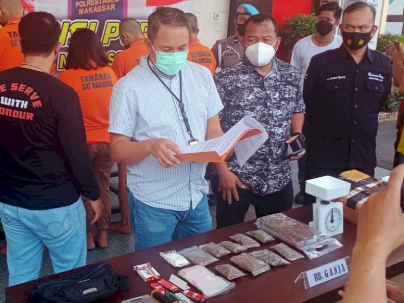 Wakasat Narkoba Polrestabes Makassar Kompol Indra Waspada merilis kasus narkotika jenis ganja seberat 1 kg (ist)